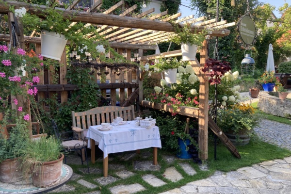 Frühstücksterrasse Frühstück im Garten