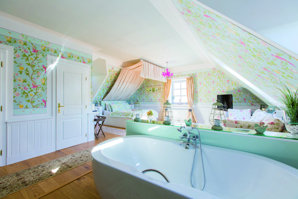 Bird Rooftop Cottage mit freistehender Badewanne unter dem Dach