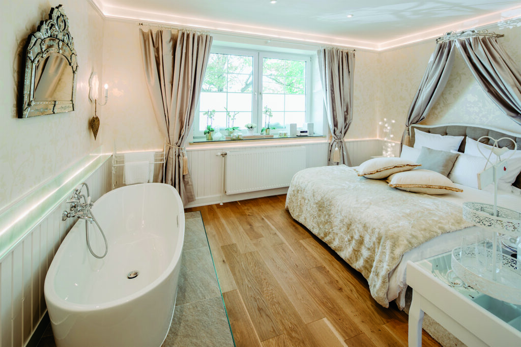Honey Suite mit Himmelbett und freistehender Badewanne – Suite im Burgenland