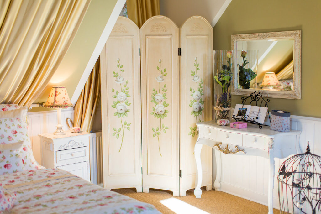 Rose Rooftop Cottage – Himmelbett mit Rosenmotiven